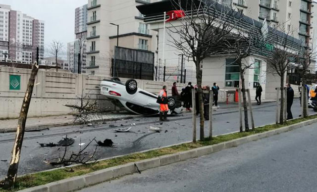Başakşehir’de otomobil takla atıp sitenin duvarına çarptı