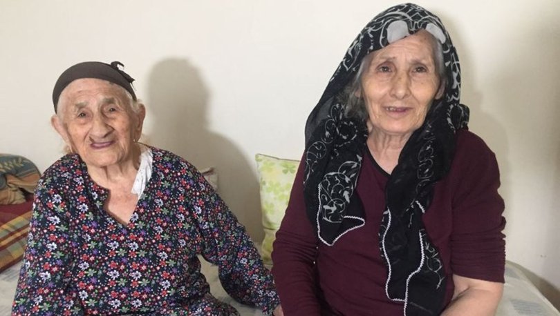105 yaşındaki Münevver Nine 71 yaşındaki kızıyla aşı oldu