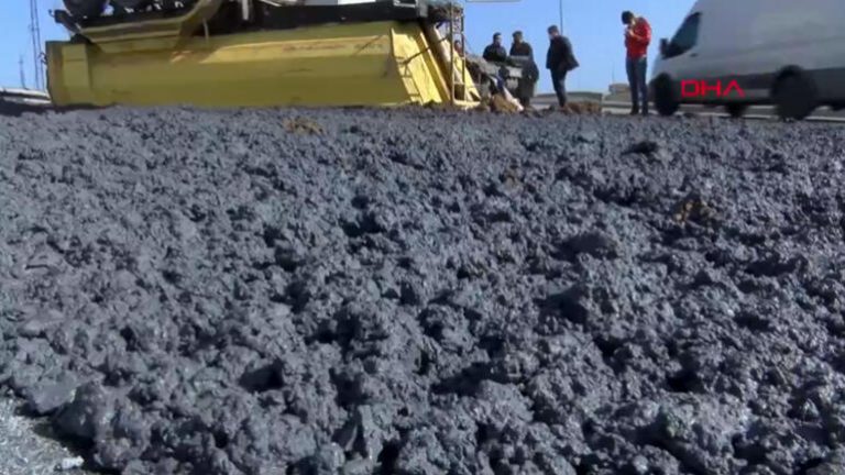 Kayaşehir’de hafriyat kamyonunun dorsesi devrildi! Tonlarcası yola döküldü