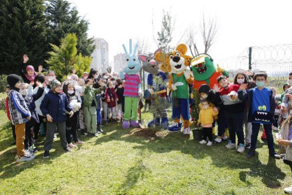Başakşehir’de fidanlar çocuklarla birlikte büyüyor