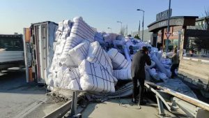 Başakşehir’de kumaş yüklü tır yola devrildi