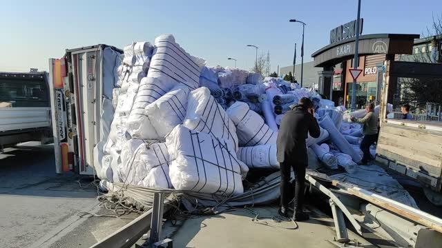 Başakşehir’de kumaş yüklü tır yola devrildi