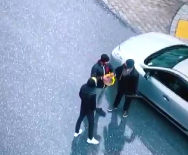KISITLAMADA SOKAKTA ŞARKI SÖYLEYİP DARBUKA ÇALDILAR