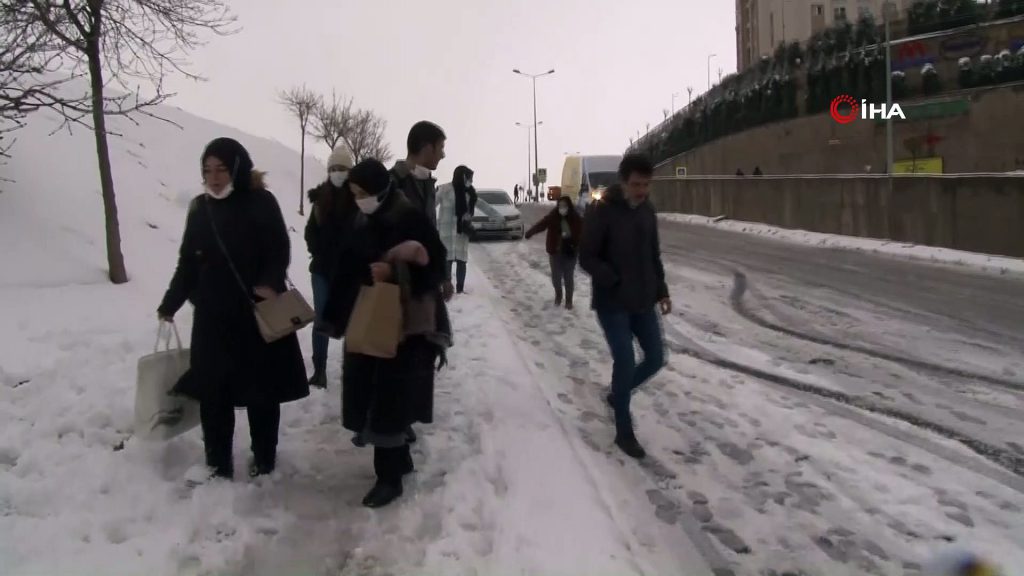 Başakşehir Kayaşehir Arası Araçlar Yolda Kaldı