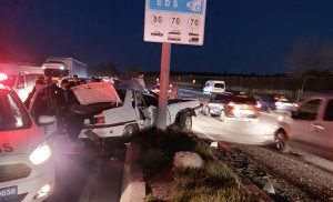 Başakşehir’de otomobil elektrik direğine çarptı; sürücü yaralandı
