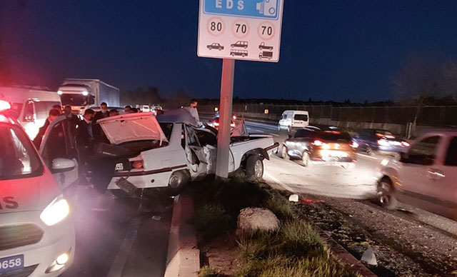 Başakşehir’de otomobil elektrik direğine çarptı; sürücü yaralandı