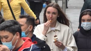 Kısıtlamada Taksim ve İstiklal Caddesi’nde ‘sosyal mesafesiz’ kalabalık
