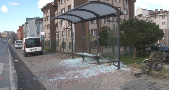 Kamyonet durağa çarpıp takla attı, kimsenin olmaması faciayı önledi