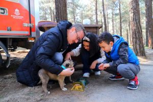 Başkan Kartoğlu, iki yavru sokak köpeğini sahiplendi