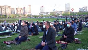 Başakşehir’de açık havada sosyal mesafeli bayram namazı