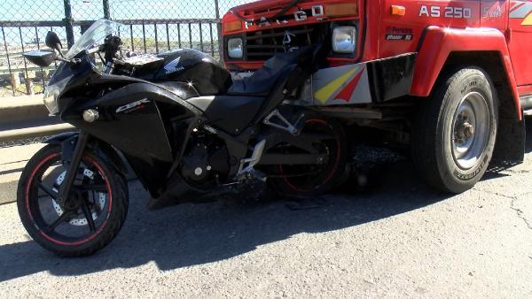 Başakşehir TEM’de kamyonetin çarptığı motosikletli yaralandı