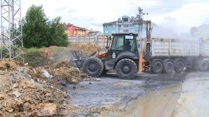 BAŞAKŞEHİR’DE SOKAĞA DÖKÜLEN KİMYASAL ATIK BELEDİYE EKİPLERİNCE BULUNDUĞU YERDEN ALINDI