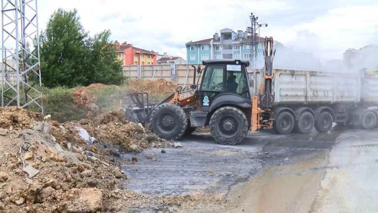 BAŞAKŞEHİR’DE SOKAĞA DÖKÜLEN KİMYASAL ATIK BELEDİYE EKİPLERİNCE BULUNDUĞU YERDEN ALINDI