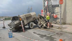 BAŞAKŞEHİR’DE BETON YÜKLÜ TRAKTÖR DEVRİLDİ ŞOFÖRÜ YARALANDI