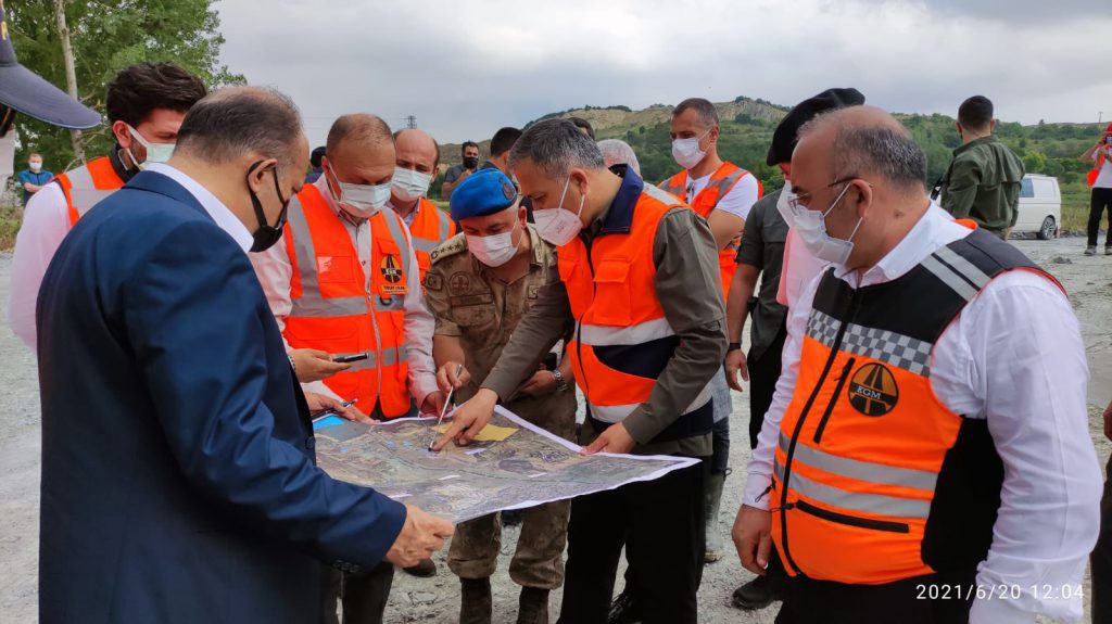 Vali Yerlikaya, Başakşehir-Kayaşehir-Bahçeşehir Yolu, Sazlıdere Köprü Şantiyesi’nde İncelemelerde Bulundu
