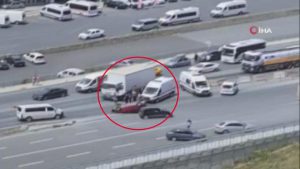 Kamyonetin çarptığı otomobil takla attı: 2 yaralı