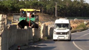 Başakşehir’de İBB’nin cadde üzerine kurduğu şantiye, tehlike saçmaya devam ediyor
