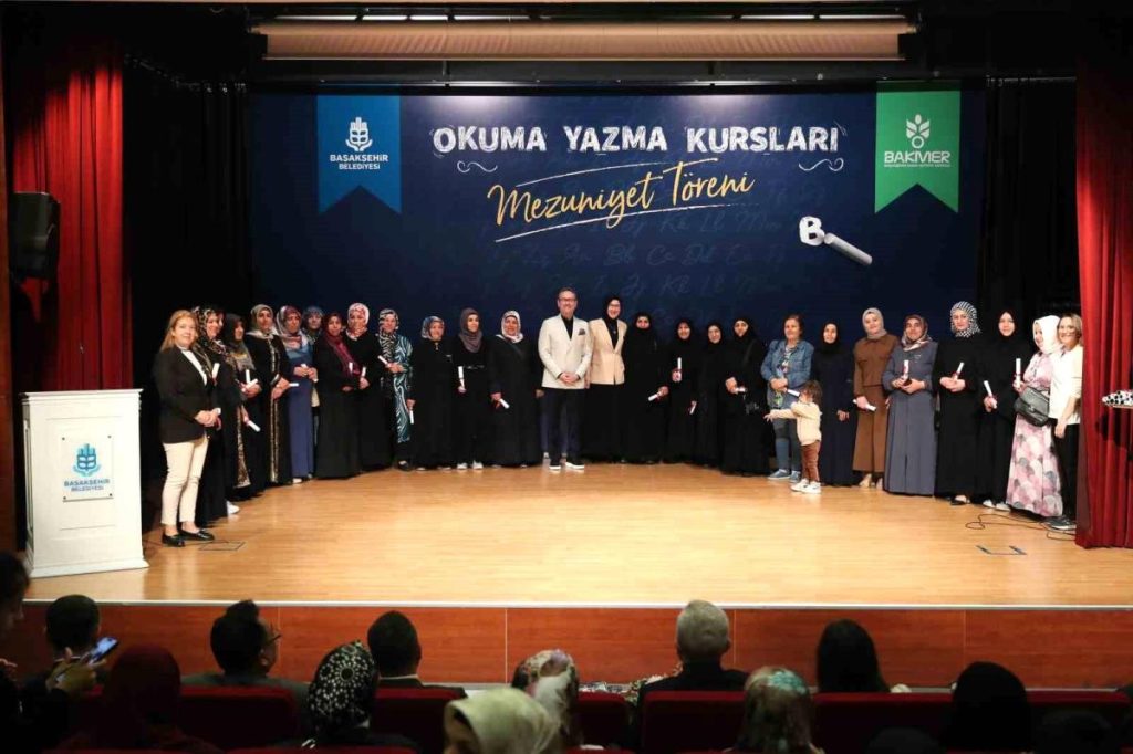 Okuma yazma öğrenen Başakşehirli kadınlar sertifikalarını aldı